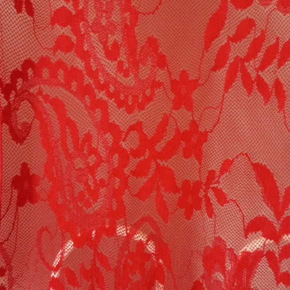 Red robe - Picture 2 of 3